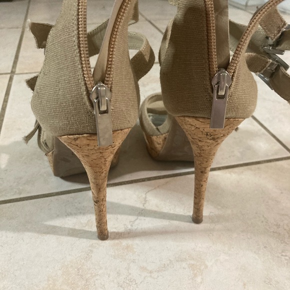 Cute Greenish Heels - Picture 3 of 4